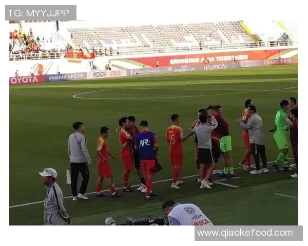 正规足球比赛中场上和替补席各有多少人参与比赛的详细解析